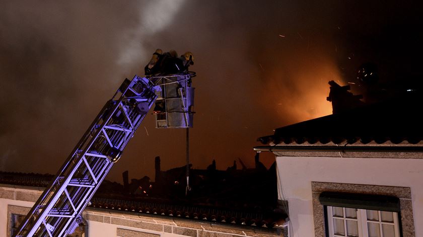 Bombeiros combatem incêndio no centro histórico de Guimarães. Foto: Hugo Delgado/Lusa