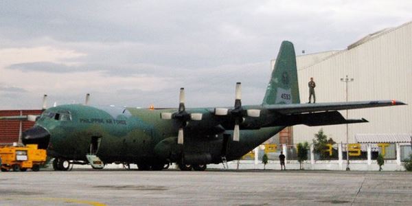 Carga de avião da Força Aérea cai durante treino