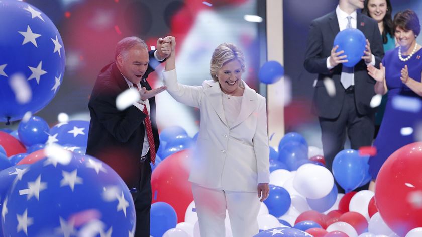 Hillary Clinton e Tim Kaine aclamados pela convenção reunida em Filadélfia. Foto: Shawn Thew/EPA