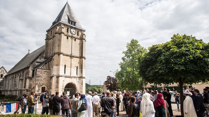 A igreja de Saint-Etienne-du-Rouvray, palco do ataque terrorista de 26 de Julho. Foto Christophe Petit Tesson/EPA