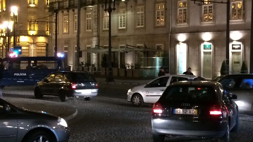 Embrulho suspeito junto ao Hotel Intercontinental, Porto. Foto: RR