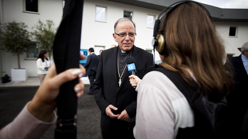 O cardeal patriarca de Lisboa responde à jornalista Susana Madureira Martins, em directo para a emissão especial