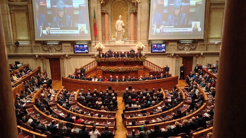 Os deputados do BE, PCP e PEV não aplaudiram o juramento nem o discurso do novo Presidente da República. Foto: Cristina Nascimento/RR