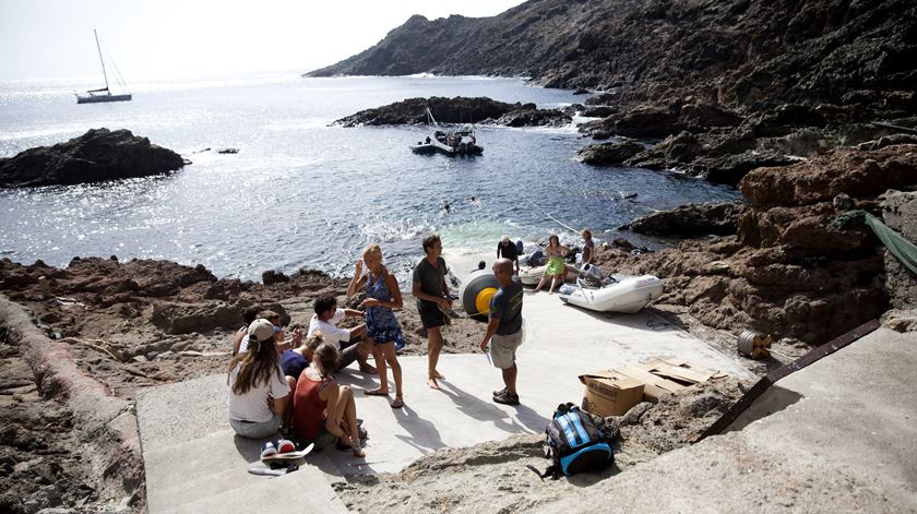 Dois grupos de turistas franceses visitaram a ilha no mesmo dia