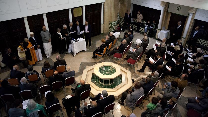 Membros de diferentes religiões participam num encontro na Mesquita Central de Lisboa. Foto: Joana Bourgard/RR