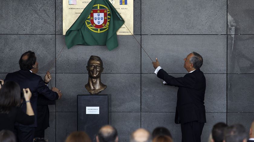 Marcelo descerra a placa de homenagem. Foto: Homem de Gouveia/Lusa