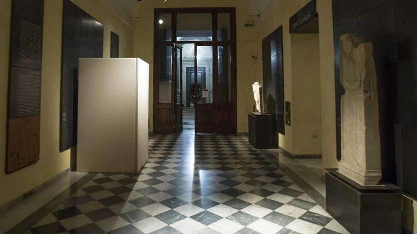 Estátua escondida por painéis brancos nos Museus Capitolinos. Foto: EPA
