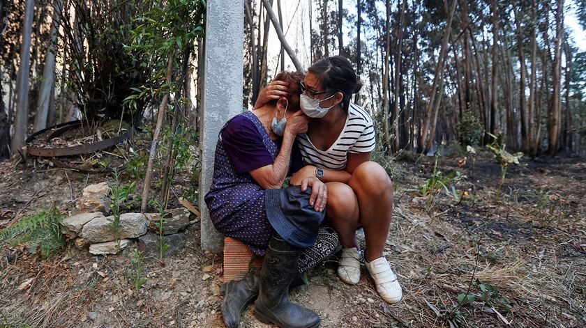 Populares emocionados e cansados de lutar contra as chamas. Foto: José Coelho/Lusa