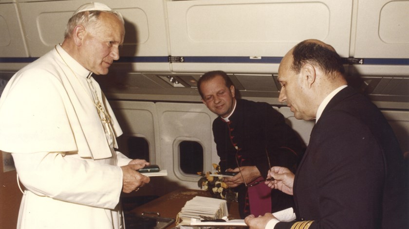 João Paulo II e o comandante Hugo Damásio, em 1982. Foto: TAP