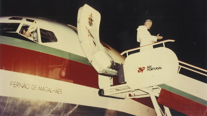 João Paulo II a sair de um avião da TAP, em 1982. Foto: TAP
