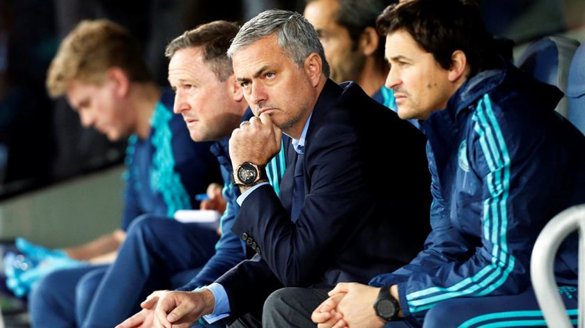 José Mourinho concentrado em recuperar o Chelsea na Premier League. Foto: Abir Sultan/EPA