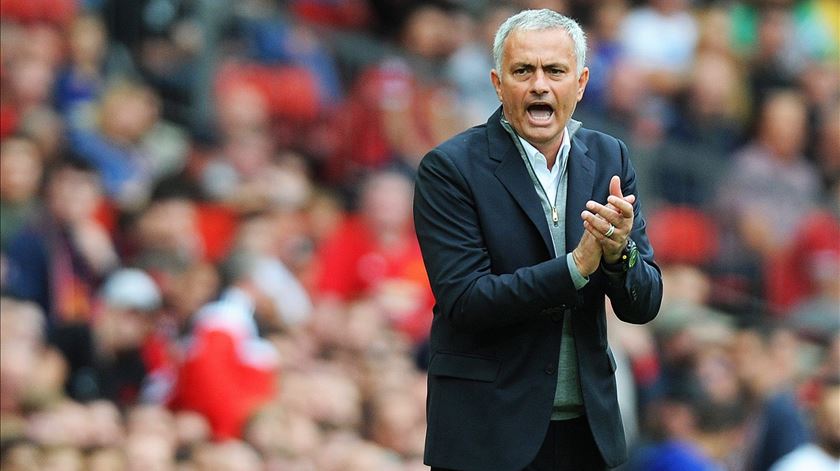 Mourinho regressa a Stamford Bridge como treinador do Manchester United. Foto: Peter Powell/EPA