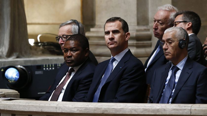 O presidente moçambicano Filipe Nuysi, ao lado do presidente da Comissão Europeia e do Rei de Espanha, foi outro dos chefes de Estado estrangeiros presentes na cerimónia. Foto: António Cotrim/Lusa