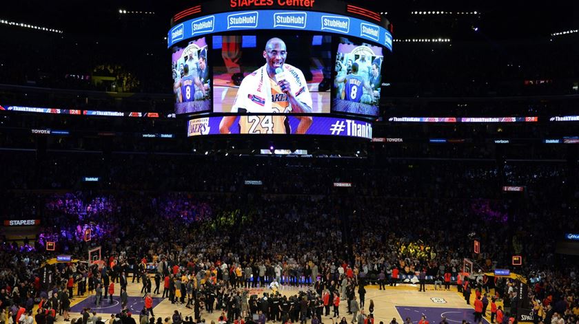 Kobe foi homenageado em todos os pavilhões da NBA. Foto: Mike Nelson/EPA
