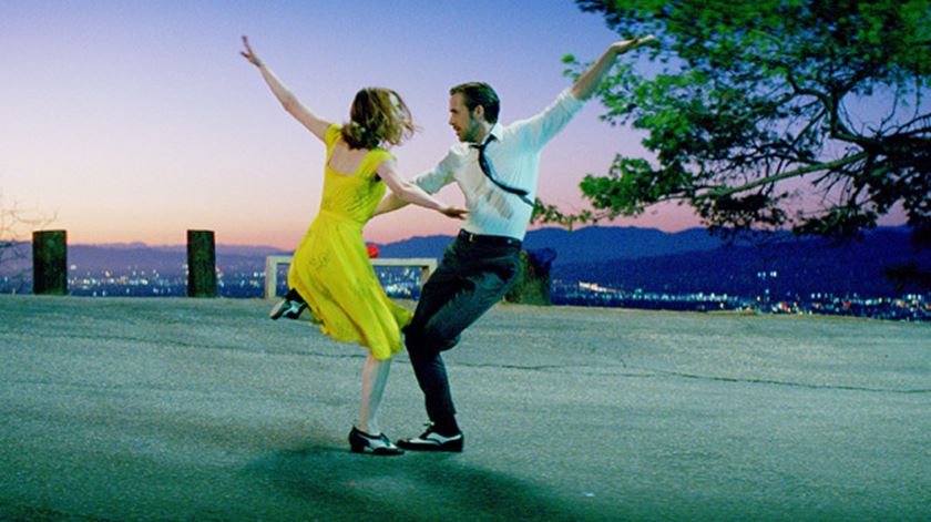 "La La Land" com Emma Stone e Ryan Gosling soma 14 nomeações. Foto: DR