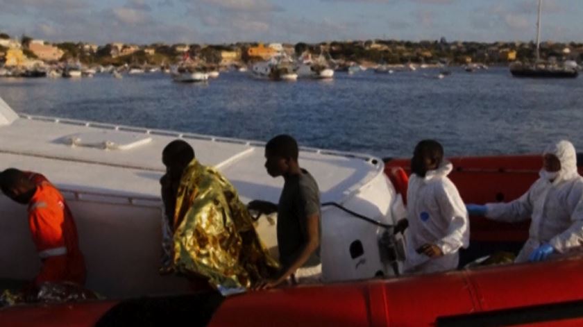 Um navio português ajudou uma embarcação com migrantes perto de Lampedusa. Foto: Reuters