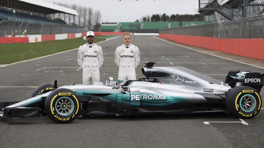 Hamilton e Valtteri Bottas posam perante a nova obra de arte da Mercedes. Foto: EPA