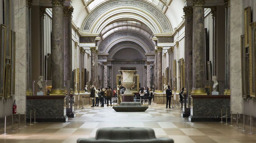 Uma das alas do Museu do Louvre está enecrrada ao público. Foto: Etienne Laurent/EPA