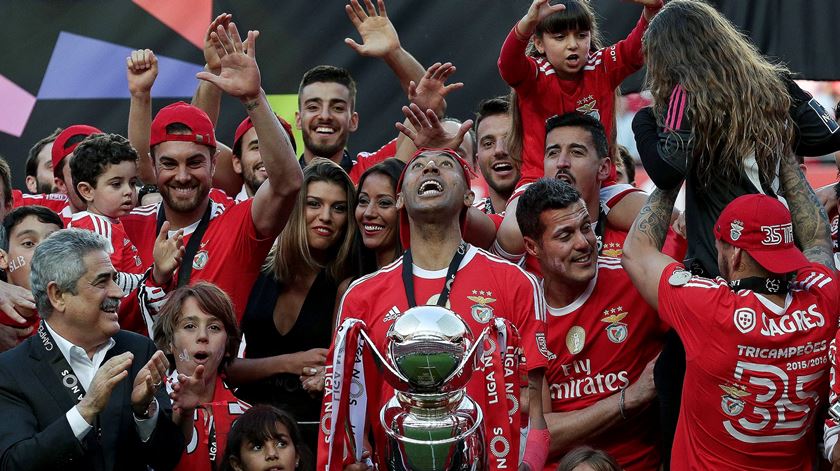 Presidente do Benfica entregou taça de campeão ao capitão Luisão. Foto: António Cotrim/Lusa