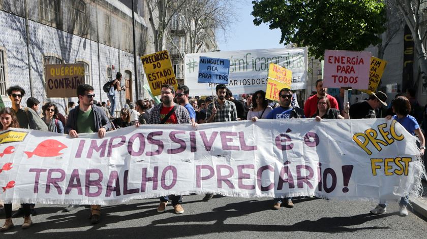 Os manifestantes exigem “o fim das normas gravosas do Código do Trabalho”. Foto: Manuel de Almeida/Lusa