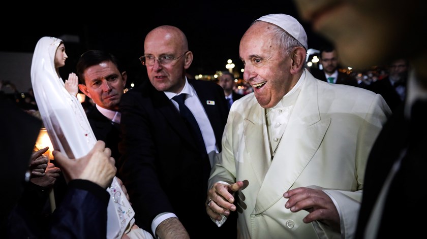 O Papa argentino percorreu os últimos metros a pé, até à Capelinha das Aparições, cumprimentando os fiéis. Foto: Mário Cruz/Lusa