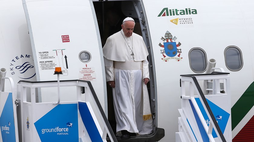 Papa Francisco aterrou na base aérea de Monte Real às 16h20. No recinto do Santuário, ouvem-se "vivas" a Francisco. Foto: Miguel A. Lopes/Lusa 