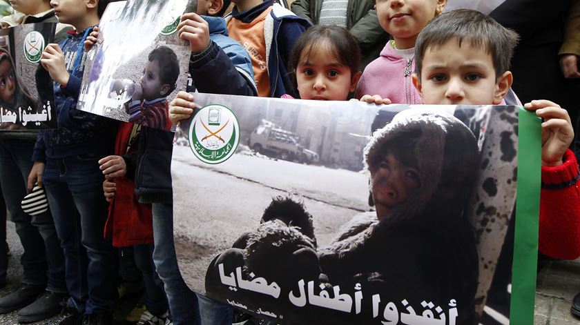 Protesto no Libano contra cerco da cidade síria de Madaya. Foto: EPA