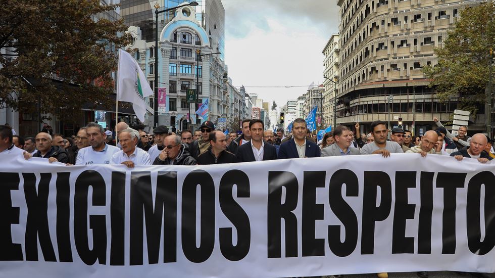 Polícias em protesto e confrontos no Jamaica