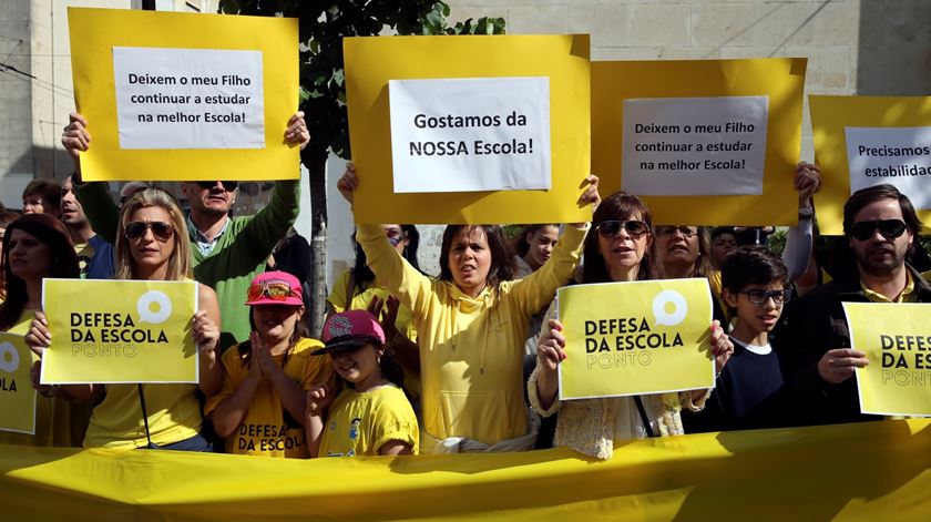 Desde 2016, têm sido vários os protestos contra o fecho dos colégios de ensino cooperativo. Foto: Paulo Novais/Lusa