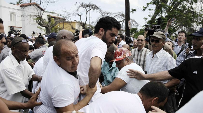 Manifestantes detidos em Havana antes da visita de Obama. Foto: Jeffrey Arguedas/EPA