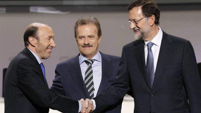 Manuel Campo Vidal (ao centro) moderou debates entre principais líderes políticos espanhóis. Foto:EPA