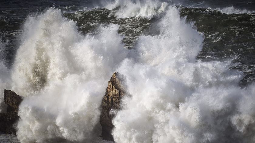 Há previsão de ondas até 18 metros nos Açores. Foto: EPA