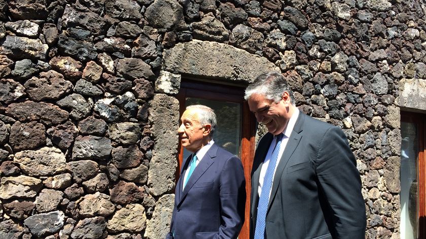 Vasco Cordeiro com o Presidente da República, na ilha do Corvo, no primeiro dia da vista de Marcelo aos Açores. Foto: Susana Martins/RR