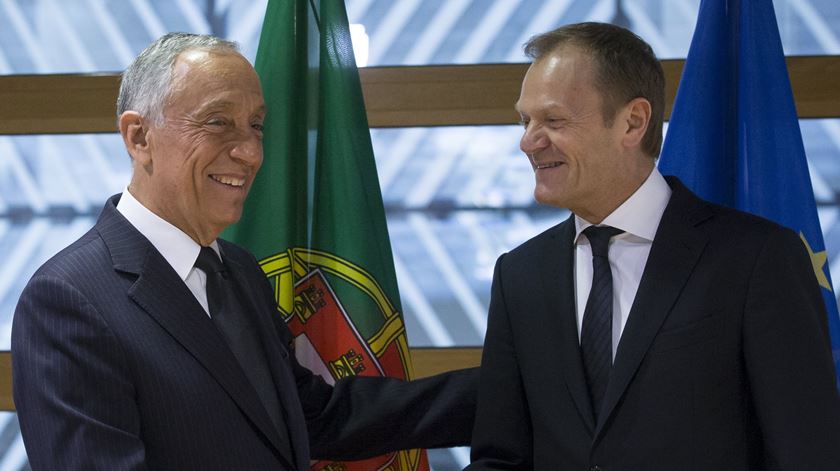Marcelo recebido em Bruxelas pelo presidente do Conselho Europeu, Donald Tusk. Foto: Olivier Hoslet/EPA