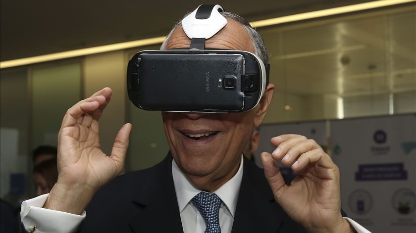 O Presidente da República experimenta uns óculos de realidade virtual, numa visita aos expositores da iniciativa “Ativar Portugal Startups 2016” da Microsoft Portugal. Foto: Lusa