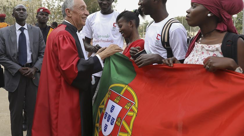 "Se me pergunta se fico feliz, fico muito feliz", respondeu o PR à chegada a Dacar. Foto: António Cotrim/Lusa