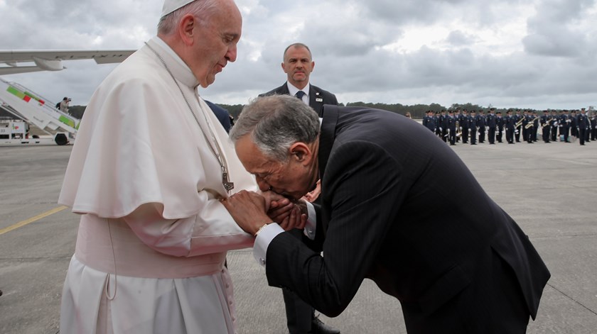 Presidente da República cumprimentou longamente o Sumo Pontífice em Monte Real. Foto: João Relvas/Lusa