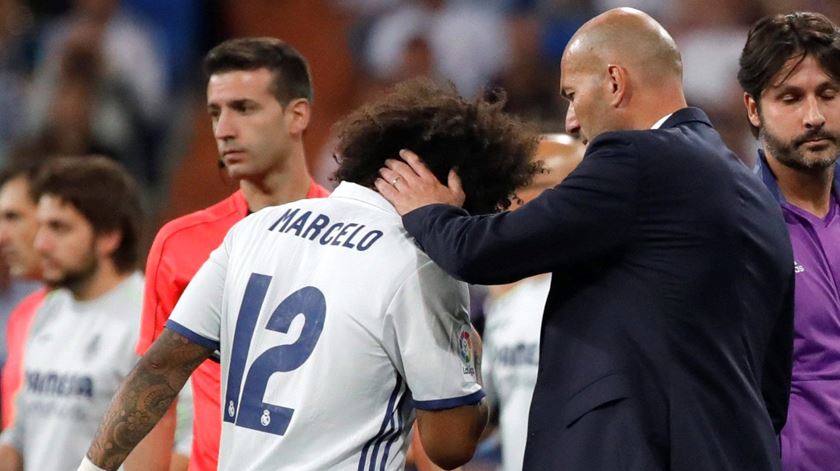 Marcelo confortado por Zidane, depois da lesão frente ao Villarreal. Foto: Juanjo Martin/EPA
