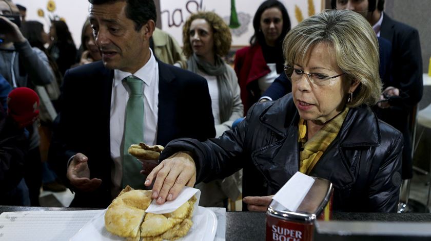 Maria de Belém parou em Vendas Novas para comer uma bifana. Foto: Miguel A. Lopes/Lusa