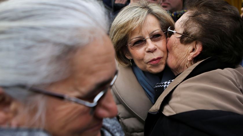 Maria de Belém aos beijinhos nas feiras. Foto: Miguel A. Lopes/Lusa