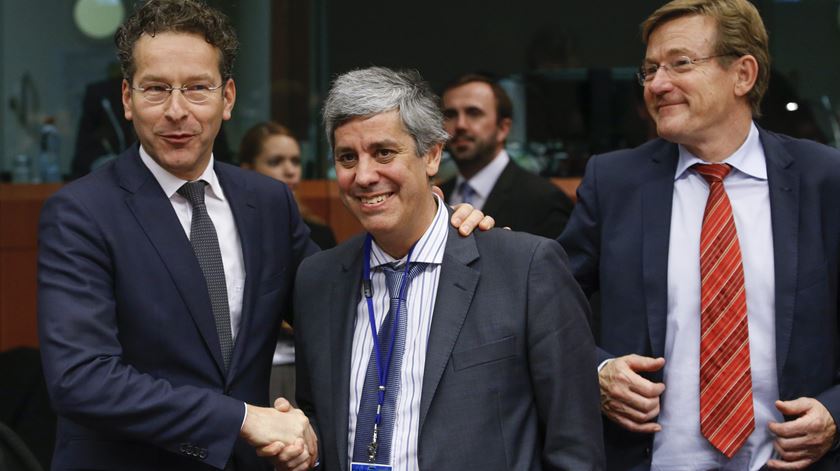 Jeroen Dijsselbloem (E), Mário Centeno (C) e o ministro belga Johan Van Overtveldt (D). Foto: EPA