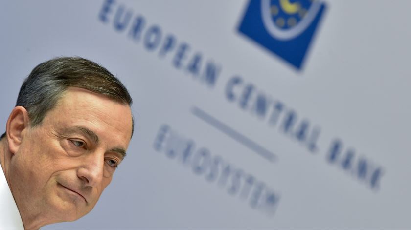 Banco liderado por Mario Draghi rejeitou oito nomes propostos por excederem o limite de cargos em órgãos sociais de outras sociedades. Foto: Arne Dedert/EPA