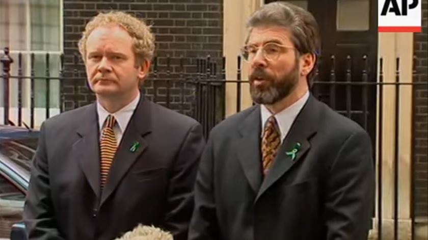 Martin McGuiness com Gerry Adams à saída da primeira reunião com Tony Blair sobre a paz na Irlanda do Norte. Foto: Youtube/AP