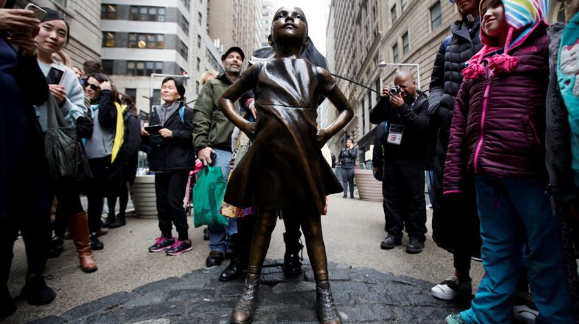 Menina Destemida enfrenta touro de Wall Street. Foto: EPA/Justin Lane