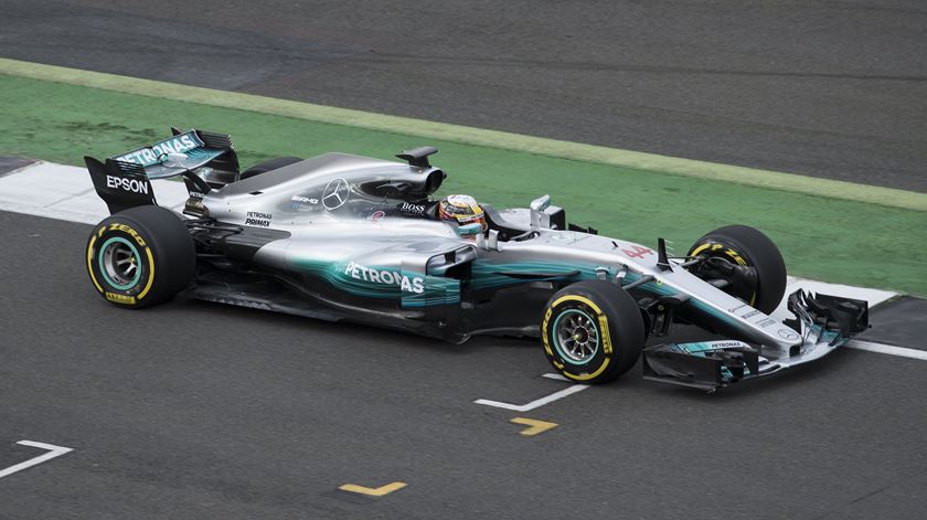 Hamilton deu umas "voltinhas" no novo monolugar da Mercedes. Foto: EPA