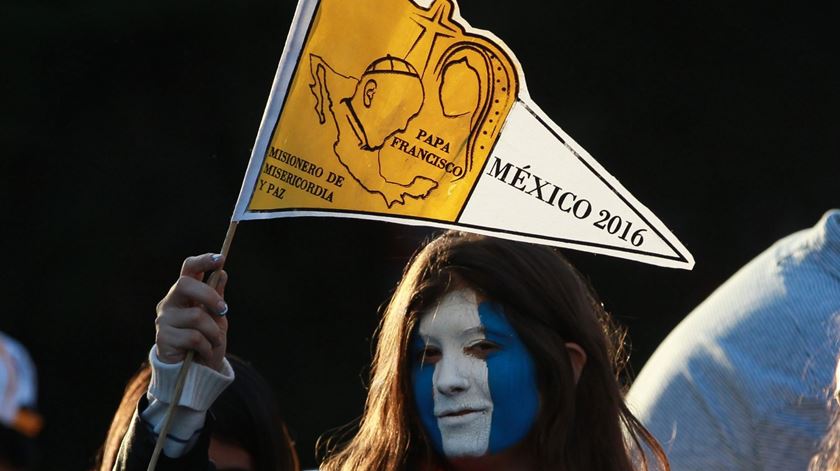 Jovem aguarda pela chegada do Papa ao México. Foto: Alex Cruz/EPA