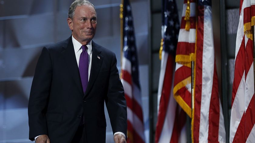 Michael Bloomberg, antigo “mayor” de Nova Iorque, teve um dos mais aplaudidos discursos da terceira noite da convenção democrata. Foto: Justin Lane/EPA