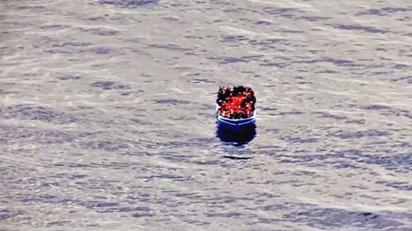 Embarcação com 17 cadáveres a bordo encontrado perto das Canárias. Foto: Marinha Italiana