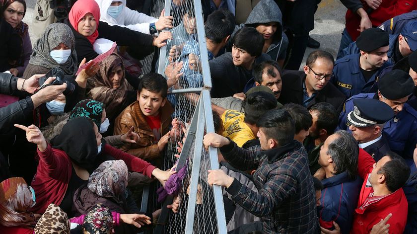 Migrantes e refugiados afegãos protestam contra condições do campo no antigo aeroporto de Atenas, Grécia. Foto: Orestis Panagiotou/EPA