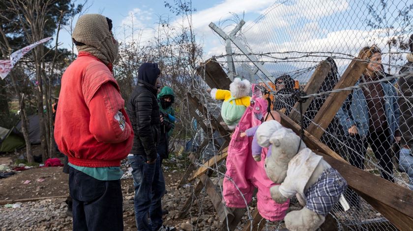 Migrantes, sobretudo paquistaneses, estão retidos na fronteira entre a Macedónia e a Grécia. Foto: Sotiris Barbarousis/EPA